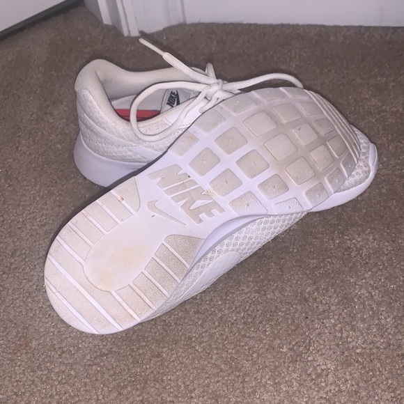Nike sneakers. Women’s size 7. Good condition - Picture 2 of 4